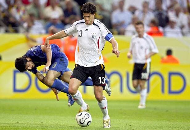 Michael Ballack (Deutschland, re.) gegen Gennaro Gattuso (Italien) - Fußball WM Herren WM 2006, Länderspiel, Nationalteam, Halbfinale, Nationaltrikot Gruppe Dortmund Dynamik, Fußball WM Herren WM 2006, Länderspiel, Nationalteam, Halbfinale, Nationaltrikot Gruppe Dortmund Dynamik,