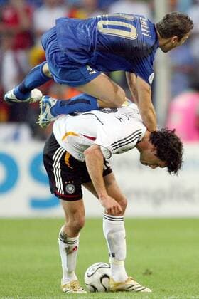 Francesco Totti (Italien, oben) mit vollem Einsatz gegen Michael Ballack (Deutschland) - Fußball WM Herren WM 2006, Länderspiel, Nationalteam, Halbfinale, Nationaltrikot Gruppe Dortmund Dynamik, Fußball WM Herren WM 2006, Länderspiel, Nationalteam, Halbfinale, Nationaltrikot Gruppe Dortmund Dynamik,