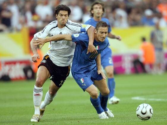 Francesco Totti (Italien, re.) gegen Michael Ballack (Deutschland) - Fußball WM Herren WM 2006, Länderspiel, Nationalteam, Halbfinale, Nationaltrikot Gruppe Dortmund Dynamik, Kampf, Fußball WM Herren WM 2006, Länderspiel, Nationalteam, Halbfinale, Nationaltrikot Gruppe Dortmund Dynamik, Kampf,