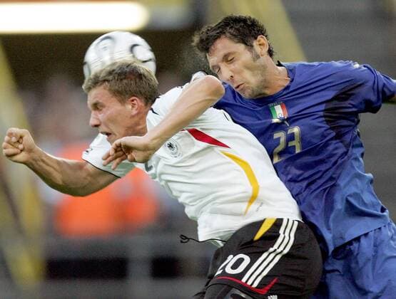 Lukas Podolski (Deutschland, li.) gegen Marco Materazzi (Italien) - Fußball WM Herren WM 2006, Länderspiel, Nationalteam, Halbfinale, Nationaltrikot Gruppe Dortmund Dynamik, Fußball WM Herren WM 2006, Länderspiel, Nationalteam, Halbfinale, Nationaltrikot Gruppe Dortmund Dynamik,