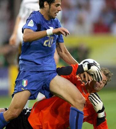 Simone Perrotta (Italien, li.) gegen Torwart Jens Lehmann (Deutschland) Fußball WM Herren WM 2006, Länderspiel, Nationalteam, Halbfinale, Nationaltrikot Gruppe Dortmund Dynamik, Fußball WM Herren WM 2006, Länderspiel, Nationalteam, Halbfinale, Nationaltrikot Gruppe Dortmund Dynamik,