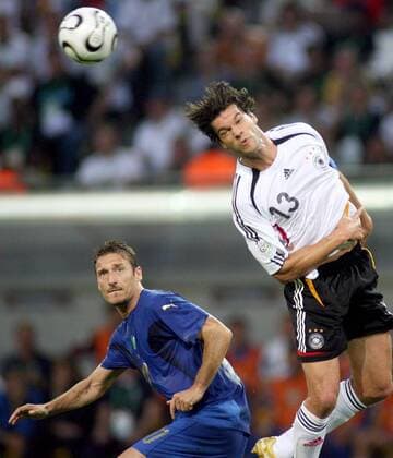 Michael Ballack (Deutschland, re.) gegen Francesco Totti (Italien) - Fußball WM Herren WM 2006, Länderspiel, Nationalteam, Halbfinale, Nationaltrikot Gruppe Dortmund Dynamik, Fußball WM Herren WM 2006, Länderspiel, Nationalteam, Halbfinale, Nationaltrikot Gruppe Dortmund Dynamik,