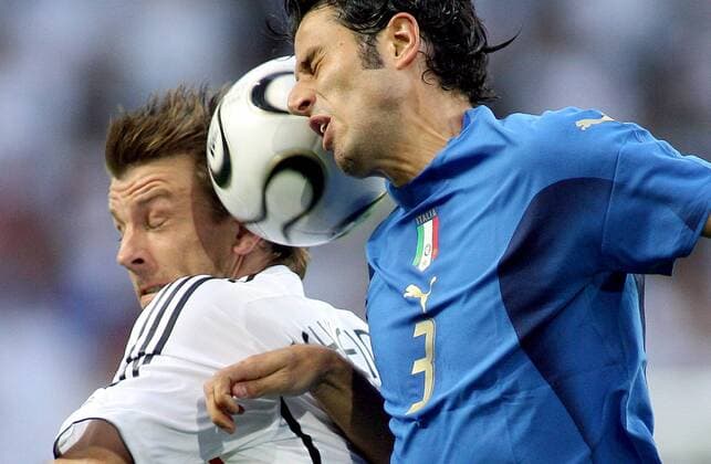 Bernd Schneider (Deutschland, li.) gegen Fabio Grosso (Italien) - Fußball WM Herren WM 2006, Länderspiel, Nationalteam, Halbfinale, Nationaltrikot Gruppe Dortmund Dynamik, Fußball WM Herren WM 2006, Länderspiel, Nationalteam, Halbfinale, Nationaltrikot Gruppe Dortmund Dynamik,