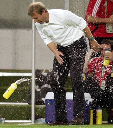 Bundestrainer Jürgen Klinsmann (Deutschland) wirft wütend eine Trinkflasche zu Boden - Fußball WM Herren WM 2006, Länderspiel, Nationalteam, Halbfinale, Einzelbild Dortmund Wut, Enttäuschung, Fußball WM Herren WM 2006, Länderspiel, Nationalteam, Halbfinale, Einzelbild Dortmund Wut, Enttäuschung,
