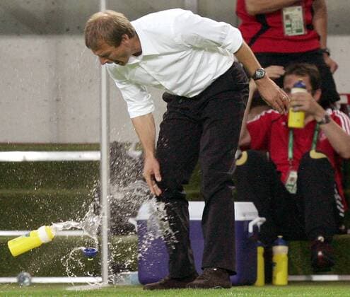 Bundestrainer Jürgen Klinsmann (Deutschland) wirft wütend eine Trinkflasche zu Boden - Fußball WM Herren WM 2006, Länderspiel, Nationalteam, Halbfinale, Einzelbild Dortmund Enttäuschung, Wut, Fußball WM Herren WM 2006, Länderspiel, Nationalteam, Halbfinale, Einzelbild Dortmund Enttäuschung, Wut,