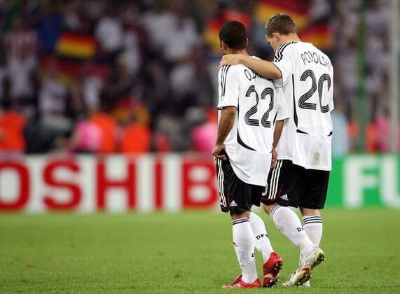 Lukas Podolski (re.) und David Odonkor (beide Deutschland) - Abgang von der ganz großen WM Bühne - Fußball WM Herren WM 2006, Länderspiel, Nationalteam, Nationaltrikot, Halbfinale Gruppe Dortmund Harmonie, Enttäuschung, Fußball WM Herren WM 2006, Länderspiel, Nationalteam, Nationaltrikot, Halbfinale Gruppe Dortmund Harmonie, Enttäuschung,