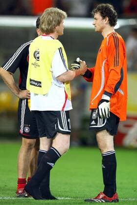 Ersatztorwart Oliver Kahn (li.) tröstet nach dem Halbfinalaus seinen Kollegen Jens Lehmann (beide Deutschland) Fußball WM Herren WM 2006, Länderspiel, Nationalteam, Nationaltrikot, Halbfinale, Vdig, Gruppe Dortmund Harmonie, Enttäuschung, Fußball WM Herren WM 2006, Länderspiel, Nationalteam, Nationaltrikot, Halbfinale, Vdig, Gruppe Dortmund Harmonie, Enttäuschung,