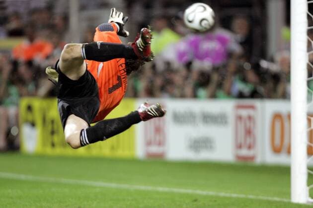Torwart Jens Lehmann (Deutschland) hechtet vergebens nach dem Ball und kassiert das 0:1 Fußball WM Herren WM 2006, Länderspiel, Nationalteam, Nationaltrikot, Halbfinale Einzelbild Dortmund Dynamik, Abwehr, Fußball WM Herren WM 2006, Länderspiel, Nationalteam, Nationaltrikot, Halbfinale Einzelbild Dortmund Dynamik, Abwehr,