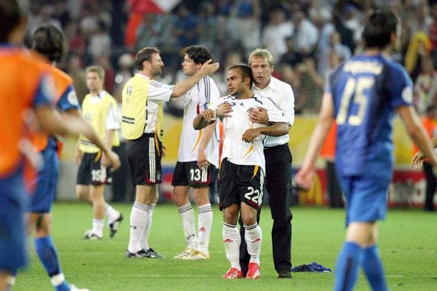Bundestrainer Jürgen Klinsmann versucht den enttäuschten David Odonkor aufzubauen, hi. Nowotny (li.) und Ballack (alle Deutschland) -  Fußball WM Herren WM 2006, Länderspiel, Nationalteam, Nationaltrikot, Halbfinale, Deutschland - Italien 0:2 n.V. Gruppe Dortmund Enttäuschung, Fußball WM Herren WM 2006, Länderspiel, Nationalteam, Nationaltrikot, Halbfinale, Deutschland - Italien 0:2 n.V. Gruppe Dortmund Enttäuschung,