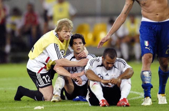 Torwart Oliver Kahn (li.) tröstet Michael Ballack (Mitte) und David Odonkor (alle Deutschland) nach dem Ausscheiden im Halbfinale, Marco Materazzi (Italien) mit Anerkennung Fußball WM Herren WM 2006, Länderspiel, Nationalteam, Halbfinale, Deutschland - Italien 0:2 n.V. Gruppe Dortmund Enttäuschung, Fußball WM Herren WM 2006, Länderspiel, Nationalteam, Halbfinale, Deutschland - Italien 0:2 n.V. Gruppe Dortmund Enttäuschung,