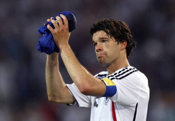 IMAGO Iconic Moments, Fußball Michael Ballack (Deutschland) ringt sichtlich um Fassung und bedankt sich enttäuscht bei den Anhängern Fußball WM Herren WM 2006, Länderspiel, Nationalteam, Nationaltrikot, Halbfinale, Deutschland - Italien 0:2 n.V. Einzelbild Dortmund Enttäuschung, Fußball WM Herren WM 2006, Länderspiel, Nationalteam, Nationaltrikot, Halbfinale, Deutschland - Italien 0:2 n.V. Einzelbild Dortmund Enttäuschung,