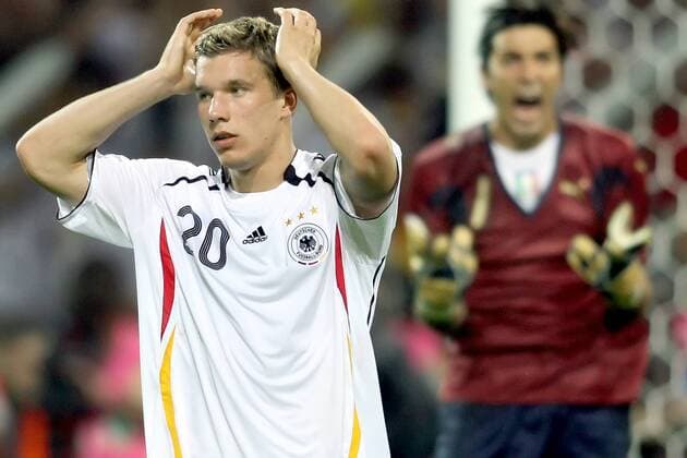 Lukas Podolski (Deutschland) enttäuscht, dahinter staucht Torwart Buffon (Italien) seine Vorderleute zusammen Fußball WM Herren WM 2006, Länderspiel, Nationalteam, Nationaltrikot, Halbfinale, Deutschland - Italien 0:2 n.V. Gruppe Dortmund Enttäuschung, Fußball WM Herren WM 2006, Länderspiel, Nationalteam, Nationaltrikot, Halbfinale, Deutschland - Italien 0:2 n.V. Gruppe Dortmund Enttäuschung,