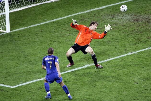 Torwart Jens Lehmann (Deutschland) chancenlos gegen Alessandro del Piero (Italien) Fußball WM Herren WM 2006, Länderspiel, Nationalteam, Halbfinale, Nationaltrikot, Deutschland - Italien 0:2 n.V. Gruppe Dortmund Dynamik, Fußball WM Herren WM 2006, Länderspiel, Nationalteam, Halbfinale, Nationaltrikot, Deutschland - Italien 0:2 n.V. Gruppe Dortmund Dynamik,
