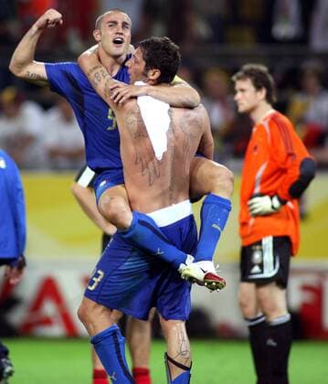 Fabio Cannavaro (li.) und Marco Materazzi (beide Italien) feiern den Finaleinzug, re. der enttäuschte Torwart Lehmann (Deutschland) -  Fußball WM Herren WM 2006, Länderspiel, Nationalteam, Halbfinale, Nationaltrikot, Deutschland - Italien 0:2 Vdig, Gruppe Dortmund Begeisterung, Freude, Fußball WM Herren WM 2006, Länderspiel, Nationalteam, Halbfinale, Nationaltrikot, Deutschland - Italien 0:2 Vdig, Gruppe Dortmund Begeisterung, Freude,