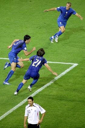 Alessandro del Piero (hi.), Fabio Grosso (li.) und Andrea Pirlo (alle Italien) - Torjubel, vorn der enttäuschte Oliver Neuville -  Fußball WM Herren WM 2006, Länderspiel, Nationalteam, Halbfinale, Deutschland - Italien 0:2 n.V. Nationaltrikot Gruppe Dortmund Freude, Begeisterung, Fußball WM Herren WM 2006, Länderspiel, Nationalteam, Halbfinale, Deutschland - Italien 0:2 n.V. Nationaltrikot Gruppe Dortmund Freude, Begeisterung,