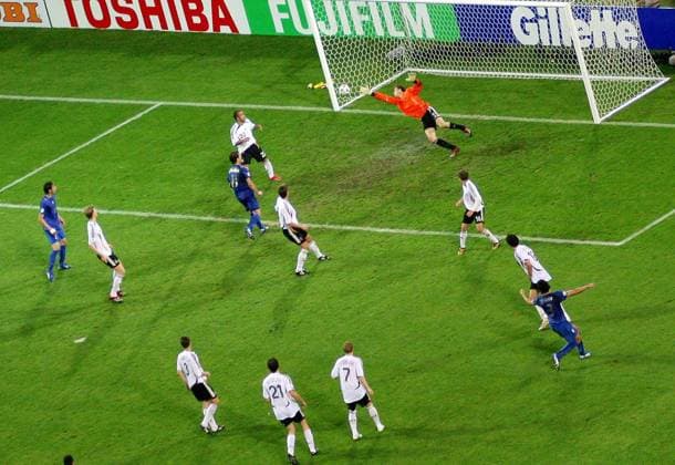 Torwart Jens Lehmann (Deutschland) streckt sich vergeblich nach dem Ball, der von Fabio Grosso (Italien, re.) perfekt in linke Torecke platziert wurde -  Fußball WM Herren WM 2006, Länderspiel, Nationalteam, Halbfinale, Deutschland - Italien 0:2 n.V., Kosmetikindustrie Totale Elektronikindustrie, Fujifilm, Fuji, Gillette, Dortmund, Nationaltrikot Turnierhighlight Dynamik, Fußball WM Herren WM 2006, Länderspiel, Nationalteam, Halbfinale, Deutschland - Italien 0:2 n.V., Kosmetikindustrie Totale Elektronikindustrie, Fujifilm, Fuji, Gillette, Dortmund, Nationaltrikot Turnierhighlight Dynamik,