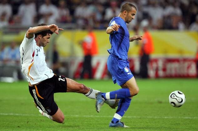 Michael Ballack (Deutschland, re.) grätscht gegen Alessandro Del Piero (Italien) -  (pan15062) Fußball WM Herren WM 2006, Länderspiel, Nationalteam, Nationaltrikot, Halbfinale, Deutschland - Italien 0:2 n.V. Gruppe Dortmund Dynamik, Kampf Fußball WM Herren WM 2006, Länderspiel, Nationalteam, Nationaltrikot, Halbfinale, Deutschland - Italien 0:2 n.V. Gruppe Dortmund Dynamik, Kampf  