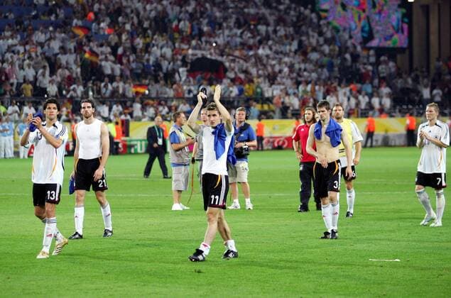Deutsche Spieler bedanken sich bei den Zuschauern, v.li.: Michael Ballack, Christoph Metzelder, Miroslav Klose, Arne Friedrich und Bastian Schweinsteiger -  (pan15062) Fußball WM Herren WM 2006, Länderspiel, Nationalteam, Nationaltrikot, Halbfinale, Deutschland - Italien 0:2 n.V. Totale Dortmund Enttäuschung, Fußball WM Herren WM 2006, Länderspiel, Nationalteam, Nationaltrikot, Halbfinale, Deutschland - Italien 0:2 n.V. Totale Dortmund Enttäuschung,  