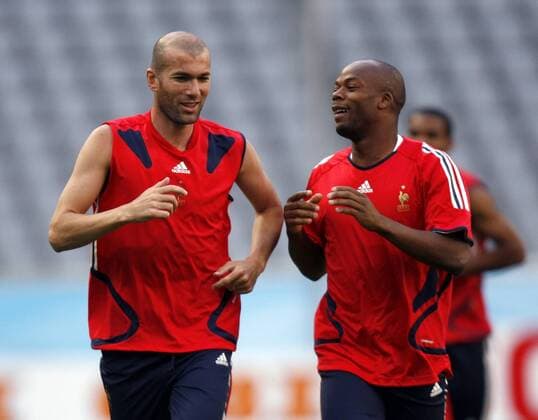 Zinedine Zidane (li.) und Sylvain Wiltord (beide Frankreich) -  Fußball WM Herren WM 2006, Nationalteam, Training Gruppe München Fußball WM Herren WM 2006, Nationalteam, Training Gruppe München