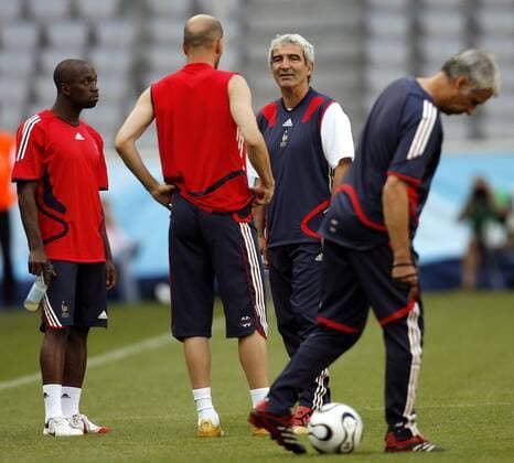 Nationaltrainer Raymond Domenech (2.v.re.) im Gespräch mit Zinedine Zidane, Claude Makelele (li., alle Frankreich) versteht nur Bahnhof -  Fußball WM Herren WM 2006, Nationalteam, Training Gruppe München Fußball WM Herren WM 2006, Nationalteam, Training Gruppe München