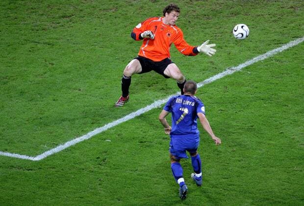 Das 0:2 - Torwart Jens Lehmann (Deutschland, hi.) ist gegen den Schlenzer von Alessandro del Piero (Italien) machtlos -  Fußball WM Herren WM 2006, Länderspiel, Nationalteam, Nationaltrikot, Deutschland - Italien 0:2 n.V. Gruppe Halbfinale Dortmund Dynamik, Fußball WM Herren WM 2006, Länderspiel, Nationalteam, Nationaltrikot, Deutschland - Italien 0:2 n.V. Gruppe Halbfinale Dortmund Dynamik,