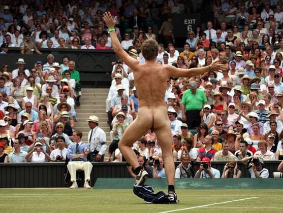 Flitzer präsentiert sich sehr zum Vergnügen der Zuschauer auf dem ehrwürdigen Center Court von Wimbledon (Serie 2 4) Tennis Damen All England Championships 2006, Grand Slam, WTA Tour, Rasen, Rasenplatz, Rasentennis, Rasenturnier Totale Wimbledon London Tennis Damen All England Championships 2006, Grand Slam, WTA Tour, Rasen, Rasenplatz, Rasentennis, Rasenturnier Totale Wimbledon London