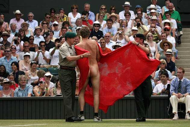 Sicherheitskräfte bedecken die Blöße des Flitzers (Serie 3 4) Tennis Damen All England Championships 2006, Grand Slam, WTA Tour, Rasen, Rasenplatz, Rasentennis, Rasenturnier Gruppe Wimbledon London Tennis Damen All England Championships 2006, Grand Slam, WTA Tour, Rasen, Rasenplatz, Rasentennis, Rasenturnier Gruppe Wimbledon London