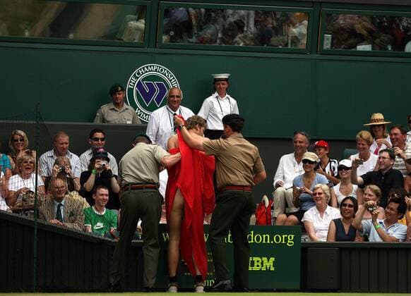 Sicherheitskräfte führen den Flitzer und ab, doch die Zuschauer hatten ihren Spaß (Serie 4 4) Tennis Damen All England Championships 2006, Grand Slam, WTA Tour, Totale Wimbledon London Tennis Damen All England Championships 2006, Grand Slam, WTA Tour, Totale Wimbledon London