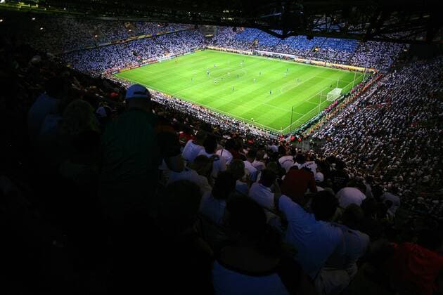 1 Jahr bis WM 2022: Historie, Stadien und Architektur Feiertag im Dortmunder Fußballtempel - Beim Halbfinale der Fußball WM 2006 ist das World Cup Stadium restlos ausverkauft -  Fußball WM Herren WM 2006, Länderspiel, Nationalteam, Halbfinale Deutschland Totale WorldCup, Signal Iduna Park Dortmund Masse, Fußball WM Herren WM 2006, Länderspiel, Nationalteam, Halbfinale Deutschland Totale WorldCup, Signal Iduna Park Dortmund Masse,
