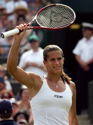 Amelie Mauresmo (Frankreich) bedankt sich bei den Zuschauern Tennis Damen All England Championships 2006, Grand Slam, WTA Tour Einzelbild Wimbledon London Freude, Tennis Damen All England Championships 2006, Grand Slam, WTA Tour Einzelbild Wimbledon London Freude,
