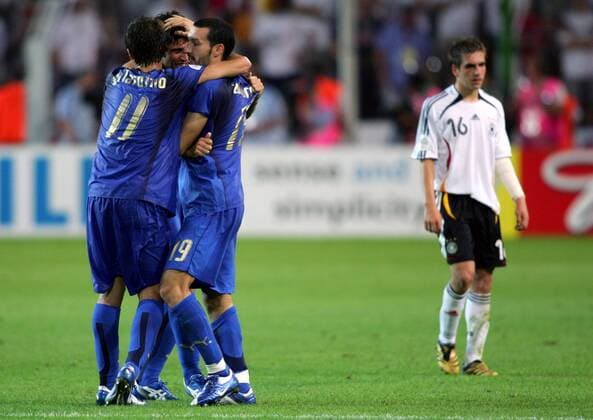 Torjubel Italien, v.li.: Alberto Gilardino, Fabio Grosso und Gianluca Zambrotta, daneben der enttäuschte Philipp Lahm (Deutschland) Fußball WM Herren WM 2006, Länderspiel, Nationalteam, Halbfinale, Nationaltrikot, Deutschland - Italien 0:2 Gruppe Dortmund Freude, Fußball WM Herren WM 2006, Länderspiel, Nationalteam, Halbfinale, Nationaltrikot, Deutschland - Italien 0:2 Gruppe Dortmund Freude,