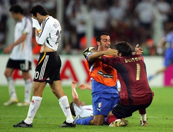 Oliver Neuville (Deutschland, li.) - Abgang, daneben jubeln Torwart Gianluigi Buffon (re.) und Simone Barone (beide Italien) Fußball WM Herren WM 2006, Länderspiel, Nationalteam, Nationaltrikot, Deutschland - Italien 0:2, Halbfinale Gruppe Dortmund Fußball WM Herren WM 2006, Länderspiel, Nationalteam, Nationaltrikot, Deutschland - Italien 0:2, Halbfinale Gruppe Dortmund