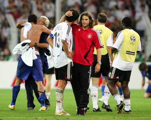 Torsten Frings (re.) tröstet den enttäuschten Michael Ballack (beide Deutschland) Fußball WM Herren WM 2006, Länderspiel, Nationalteam, Nationaltrikot, Deutschland - Italien 0:2, Halbfinale Gruppe Dortmund Enttäuschung, Fußball WM Herren WM 2006, Länderspiel, Nationalteam, Nationaltrikot, Deutschland - Italien 0:2, Halbfinale Gruppe Dortmund Enttäuschung,