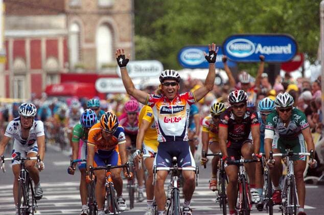 Robbie McEwen (Australien Davitamon Lotto, Mitte) gewinnt die 4. Etappe der Tour de France 2006 -  Radsport Herren Tour de France 2006, ProTour, Straßenradsport, Straße, Rad, Gruppe Etappensieg, Etappensieger, Jubel, jubeln, 4. Etappe: Huy - Saint Quentin Freude, Radsport Herren Tour de France 2006, ProTour, Straßenradsport, Straße, Rad, Gruppe Etappensieg, Etappensieger, Jubel, jubeln, 4. Etappe: Huy - Saint Quentin Freude,