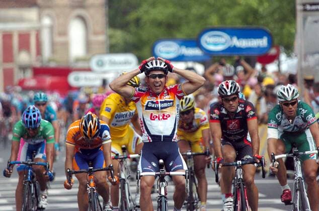 Robbie McEwen (Australien Davitamon Lotto, Mitte) gewinnt die 4. Etappe der Tour de France 2006 -  Radsport Herren Tour de France 2006, ProTour, Straßenradsport, Gruppe Etappensieg, Etappensieger, Jubel, jubeln, 4. Etappe: Huy - Saint Quentin Freude, Radsport Herren Tour de France 2006, ProTour, Straßenradsport, Gruppe Etappensieg, Etappensieger, Jubel, jubeln, 4. Etappe: Huy - Saint Quentin Freude,