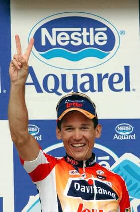 Robbie McEwen (Australien Davitamon Lotto) jubelt über den Etappensieg bei der 4. Etappe der Tour de France 2006 -  Radsport Herren Tour de France 2006, ProTour, Straßenradsport, Straße, Rad, Einzelbild Peace, Victory Zeichen 4. Etappe: Huy - Saint Quentin Freude, Radsport Herren Tour de France 2006, ProTour, Straßenradsport, Straße, Rad, Einzelbild Peace, Victory Zeichen 4. Etappe: Huy - Saint Quentin Freude,