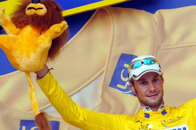Tom Boonen (Belgien Quick Step Innergetic) im gelben Trikot bei der Siegerehrung zur 4. Etappe der Tour de France 2006 -  Radsport Herren Tour de France 2006, ProTour, Straßenradsport, Straße, Rad, Einzelbild 4. Etappe: Huy - Saint Quentin Radsport Herren Tour de France 2006, ProTour, Straßenradsport, Straße, Rad, Einzelbild 4. Etappe: Huy - Saint Quentin