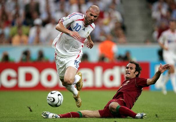 Zinedine Zidane (Frankreich, li.) gegen Ricardo Carvalho (Portugal) -  Fußball WM Herren WM 2006, Länderspiel, Nationalteam, Nationaltrikot, Halbfinale Gruppe München Dynamik, Kampf, Fußball WM Herren WM 2006, Länderspiel, Nationalteam, Nationaltrikot, Halbfinale Gruppe München Dynamik, Kampf,