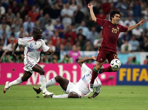Deco (Portugal, re.) hebt gegen Patrick Vieira (hi.) und Claude Makelele (beide Frankreich) ab - Fußball WM Herren WM 2006, Länderspiel, Nationalteam, Nationaltrikot, Halbfinale, Frankreich - Portugal 1:0 Gruppe München Dynamik, Kampf, Fußball WM Herren WM 2006, Länderspiel, Nationalteam, Nationaltrikot, Halbfinale, Frankreich - Portugal 1:0 Gruppe München Dynamik, Kampf,