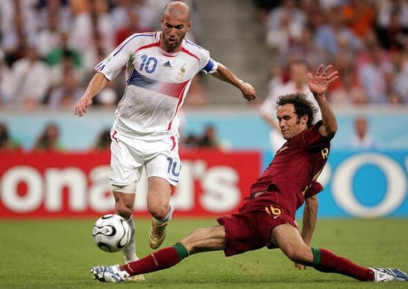 Zinedine Zidane (Frankreich, li.) gegen Ricardo Carvalho (Portugal) - Fußball WM Herren WM 2006, Länderspiel, Nationalteam, Halbfinale, Nationaltrikot, Portugal - Frankreich 0:1 Gruppe München Dynamik, Fußball WM Herren WM 2006, Länderspiel, Nationalteam, Halbfinale, Nationaltrikot, Portugal - Frankreich 0:1 Gruppe München Dynamik,