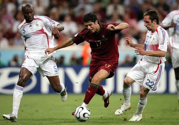 Cristiano Ronaldo (Portugal, Mitte) gegen Franck Ribery (re.) und William Gallas (beide Frankreich) - Fußball WM Herren WM 2006, Länderspiel, Nationalteam, Halbfinale, Nationaltrikot, Portugal - Frankreich 0:1 Gruppe München Dynamik, Fußball WM Herren WM 2006, Länderspiel, Nationalteam, Halbfinale, Nationaltrikot, Portugal - Frankreich 0:1 Gruppe München Dynamik,