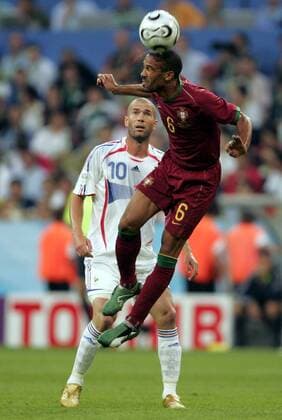 Costinha (Portugal, re.) - Kopfball, li. Zinedine Zidane (Frankreich) Fußball WM Herren WM 2006, Länderspiel, Nationalteam, Halbfinale, Nationaltrikot Gruppe München Dynamik, Fußball WM Herren WM 2006, Länderspiel, Nationalteam, Halbfinale, Nationaltrikot Gruppe München Dynamik,
