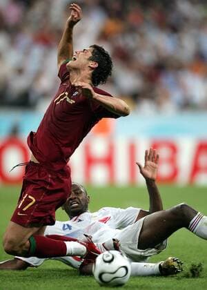 Cristiano Ronaldo (Portugal, li.) gegen Patrick Vieira (Frankreich) - Fußball WM Herren WM 2006, Länderspiel, Nationalteam, Halbfinale, Nationaltrikot, Portugal - Frankreich 0:1 Gruppe München Dynamik, Kampf, Fußball WM Herren WM 2006, Länderspiel, Nationalteam, Halbfinale, Nationaltrikot, Portugal - Frankreich 0:1 Gruppe München Dynamik, Kampf,