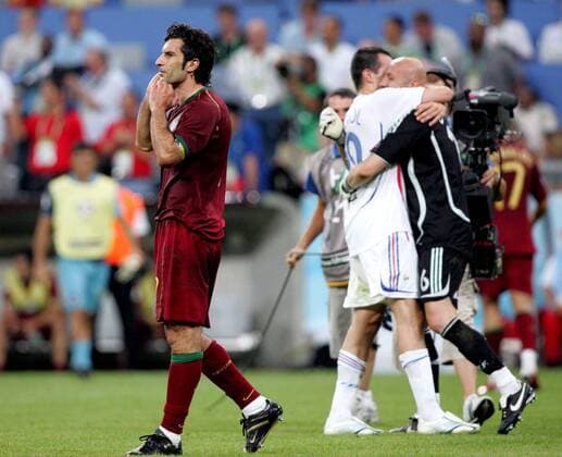 Luis Figo (Portugal, li.) enttäuscht während Torwart Barthez und Sagnol (beide Frankreich) sich jubelnd in den Armen liegen Fußball WM Herren WM 2006, Länderspiel, Nationalteam, Halbfinale, Nationaltrikot Gruppe München Enttäuschung, Freude, Fußball WM Herren WM 2006, Länderspiel, Nationalteam, Halbfinale, Nationaltrikot Gruppe München Enttäuschung, Freude,