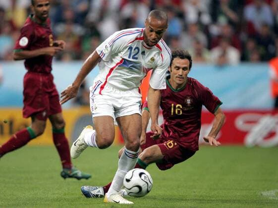 Thierry Henry (Frankreich, li.) gegen Ricardo Carvalho (Portugal) Fußball WM Herren WM 2006, Länderspiel, Nationalteam, Halbfinale, Nationaltrikot Gruppe München Dynamik, Fußball WM Herren WM 2006, Länderspiel, Nationalteam, Halbfinale, Nationaltrikot Gruppe München Dynamik,