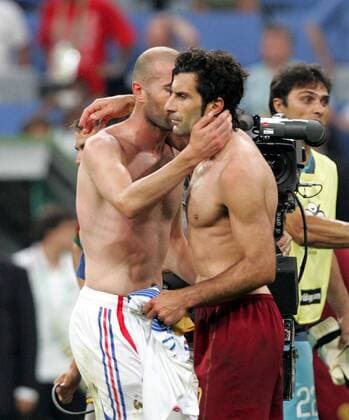 Zwei Fußballlegenden: Zinedine Zidane (Frankreich, li.) tröstet Luis Figo (Portugal) Fußball WM Herren WM 2006, Länderspiel, Nationalteam, Halbfinale Gruppe München Harmonie Kameradschaft, Fußball WM Herren WM 2006, Länderspiel, Nationalteam, Halbfinale Gruppe München Harmonie Kameradschaft,
