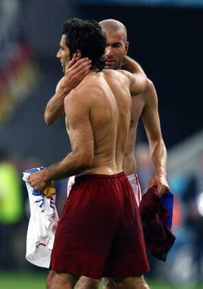 Luis Figo (Portugal, vorn) und Zinedine Zidane (Frankreich) - Trikottausch Fußball WM Herren WM 2006, Länderspiel, Nationalteam, Nationaltrikot, Halbfinale Gruppe München Kameradschaft Fußball WM Herren WM 2006, Länderspiel, Nationalteam, Nationaltrikot, Halbfinale Gruppe München Kameradschaft