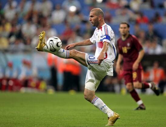 Zinedine Zidane (Frankreich) am Ball Fußball WM Herren WM 2006, Länderspiel, Nationalteam, Halbfinale, Nationaltrikot Einzelbild München Dynamik, Fußball WM Herren WM 2006, Länderspiel, Nationalteam, Halbfinale, Nationaltrikot Einzelbild München Dynamik,