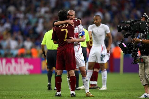 Zinedine Zidane (re., Frankreich) und Luis Figo (Portugal) umarmen sich nach Spielende, die Steadycam des Kameramanns hält diesen Moment zweier Fußballgrößen fest -  (pan15077) Fußball Herren WM 2006, Länderspiel, Nationalteam, Nationaltrikot, Halbfinale, Frankreich - Portugal 1:0, Vdig Gruppe tragbar, tragbare München Enttäuschung, Enttäuschung, Freude, Fußball Herren WM 2006, Länderspiel, Nationalteam, Nationaltrikot, Halbfinale, Frankreich - Portugal 1:0, Vdig Gruppe tragbar, tragbare München Enttäuschung, Enttäuschung, Freude,  