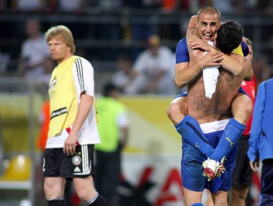 Fabio Cannavaro (Mitte) und Marco Materazzi (beide Italien) - Schlußjubel, li. schleicht Torwart Oliver Kahn (Deutschland) enttäuscht von dannen -  Fußball WM Herren WM 2006, Länderspiel, Nationalteam, Halbfinale, Nationaltrikot Gruppe Dortmund Freude, Enttäuschung, Fußball WM Herren WM 2006, Länderspiel, Nationalteam, Halbfinale, Nationaltrikot Gruppe Dortmund Freude, Enttäuschung,